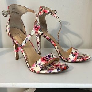Size 6 Adorable flower print heels.